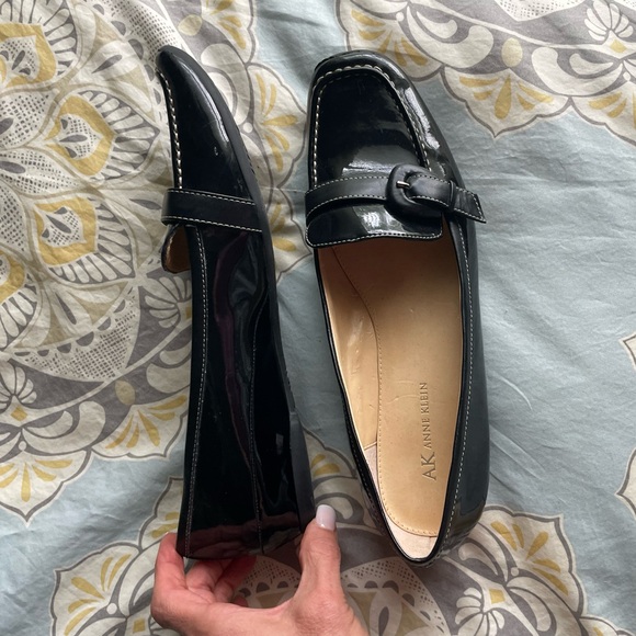 Black patent leather flats/loafers. Anne Klein size 9.5. Good condition - Picture 3 of 7
